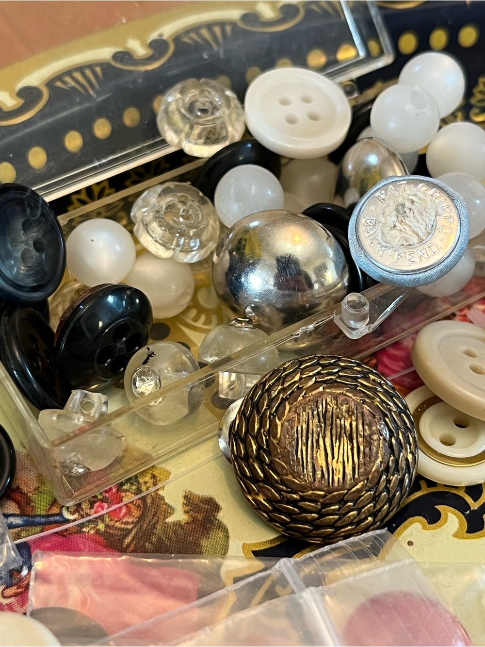 Assorted Sewing Buttons - Mixed Colors - Picture 5 of 9
